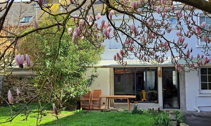 Saint-Vaast-la-Hougue Casa | Le clos Saint Vaast near the beach and harbour in the town center