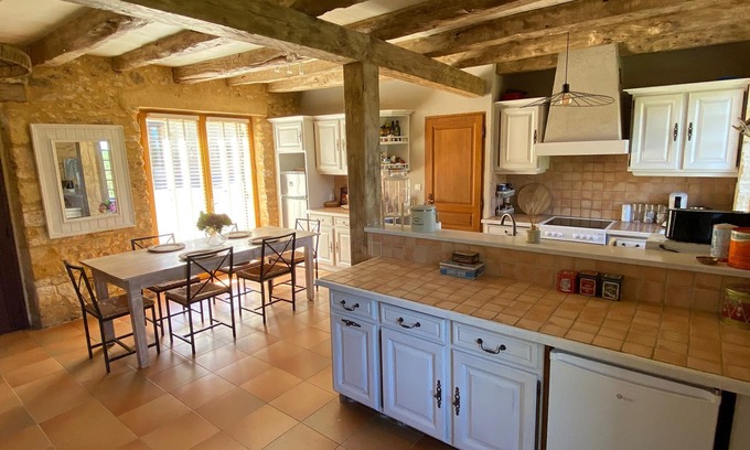 Sainte-Foy-de-Longas Cabaña | Rural-La Petite Longère-Baño privado con bañera-Vista al campo