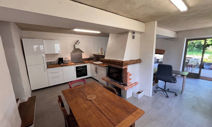 Chatte Casa | Le Domaine des Gameaux, gîte, large courtyard, kitchen area, games, workshops