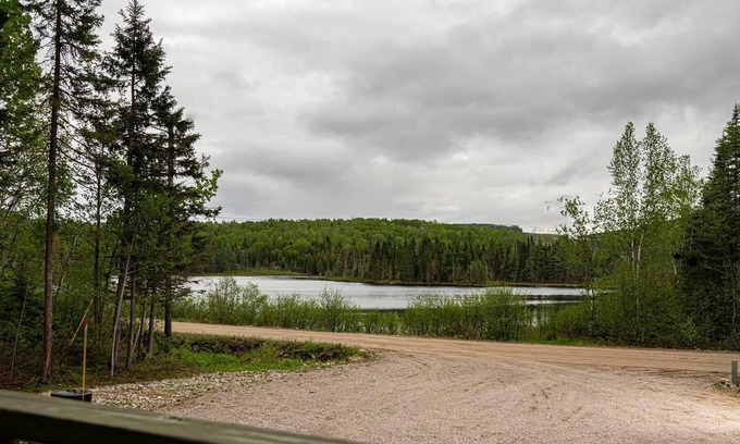 Saint-Simeon Chalet De Esquí | Le Dravas is located in Charlevoix with its majestic