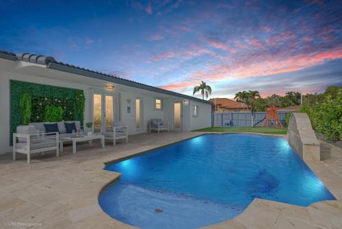 Westchester Casa | Le Femme Paradise 5bdrooms Minigolf Heated pool and Gameroom