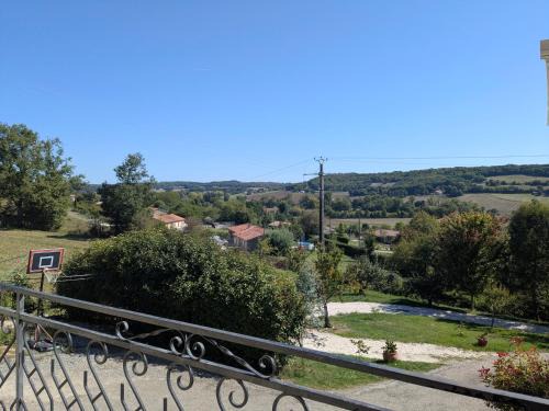 Lauzerte Cama Y Desayuno | Le fleuri du TUC de Saint-Paul