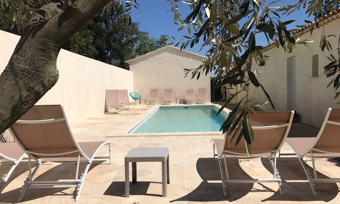 Arpaillargues-et-Aureillac Cabaña | Les Lauriers-Gîte-Confortable-Bañera de hidromasaje-Vista a la Piscina