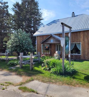 Saint-David-de-Falardeau Cama Y Desayuno | Le Gîte Du Gardien Blanc