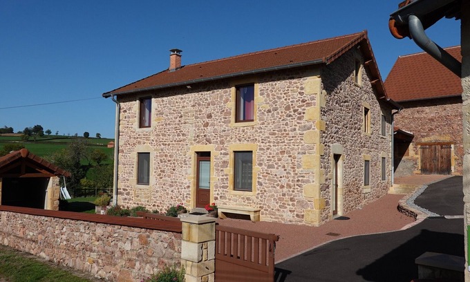 Saint-Laurent-en-Brionnais Casa | Casa rural en el campo verde, montañoso del sur de Borgoña