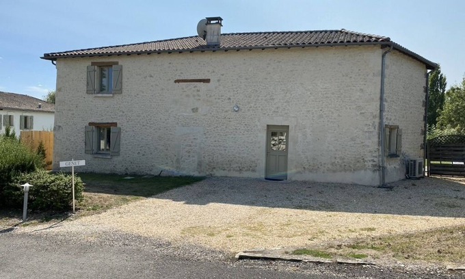 Chalais Casa | Le Genet - Ancienne grange avec piscine privé