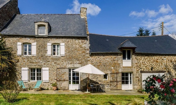 Ploubalay Casa | Le Grand Portail Blanc