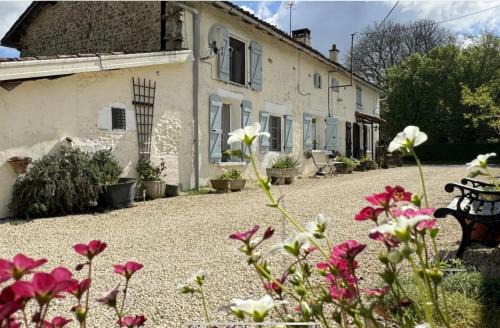 Romagne Cama Y Desayuno | Le Jardin de Rose 24 FEUILLEBERT Romagne 86700