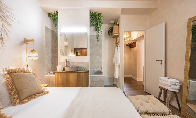 Carpentras Apartamento | Le Jardin Secret - Bali Suite with whirlpool, very large TV, air conditioning and wifi