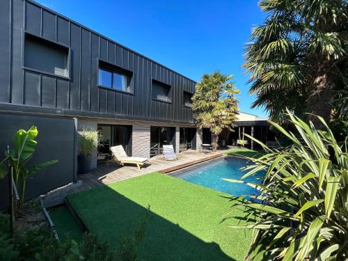 Pace Casa | Le Loft Black Wood - Piscine privé et grande terrasse à 20 min de Rennes
