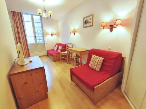 Bagneres-de-Luchon Apartamento | Le Marmotton, T2, centre Luchon, wifi, casier à skis, ascenseur, 5 personnes