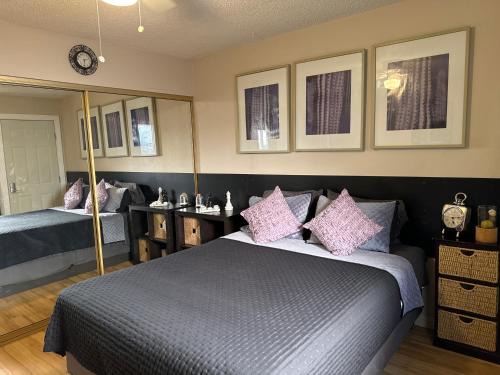 Sunrise Manor Casa | Le Noir, A private bedroom with a private entrance - shared bathroom