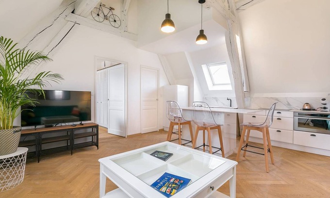 Old Town Apartamento | Le Notre Dame- Dans un magnifique hôtel particulier avec parking -SR Loc