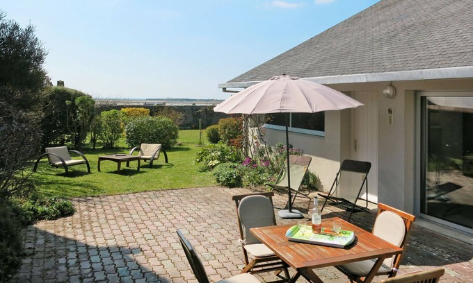 Regnezville-sur-Mer Casa | Le Petit Clos by Interhome