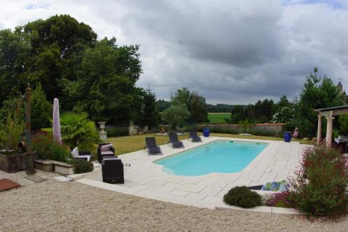 Neuille-le-Lierre Casa | le petit nid