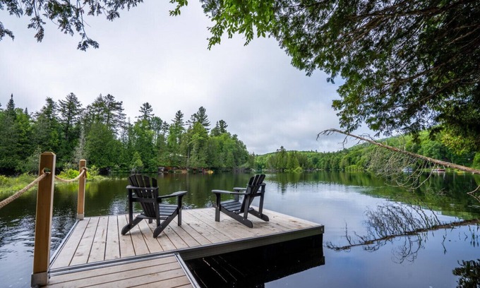 Labelle Chalet De Esquí | Le Petit Renard - Waterfront Retreat with Hot Tub, 45 min to Mont-Tremblant!