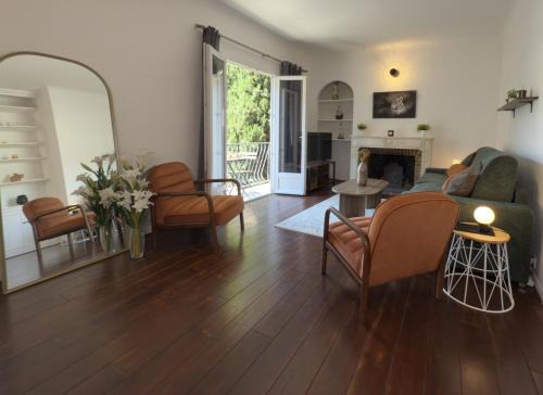 Historic Centre Apartamento | Le Peyrou - Elegant One-Bedroom Apartment for up to 4 Guests - Free Parking - Air Conditioning - Prime City Center Location