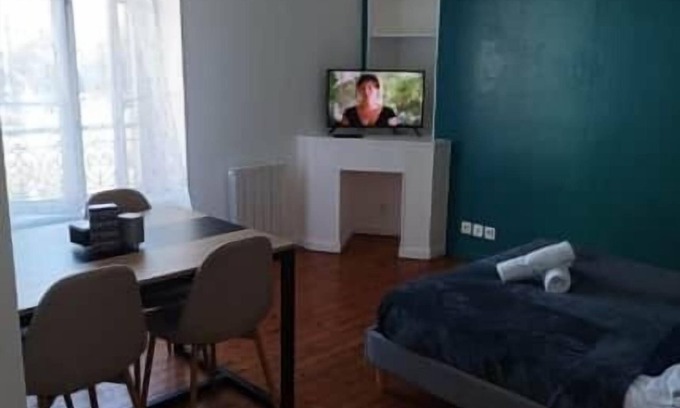 Miroir - Batignolles Apartamento | Le pti Oyon: T1, Near train station, Secure,