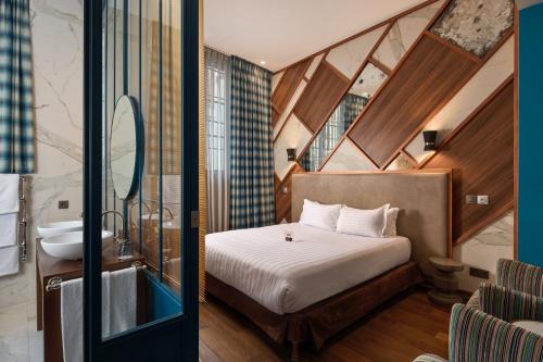 Hopital Saint-Louis Hotel | Le Robinet d'Or Paris Canal Saint Martin