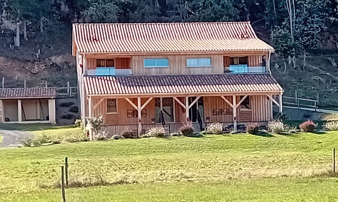 Saint-Leon-sur-Vezere Apartamento | Le Séchoir des acacias "3 Gîtes: 12 people".