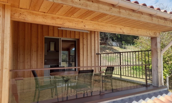 Saint-Leon-sur-Vezere Cabaña | Le Séchoir des acacias, 85m2 "Les Chênes Verts" gîte with heated pool.