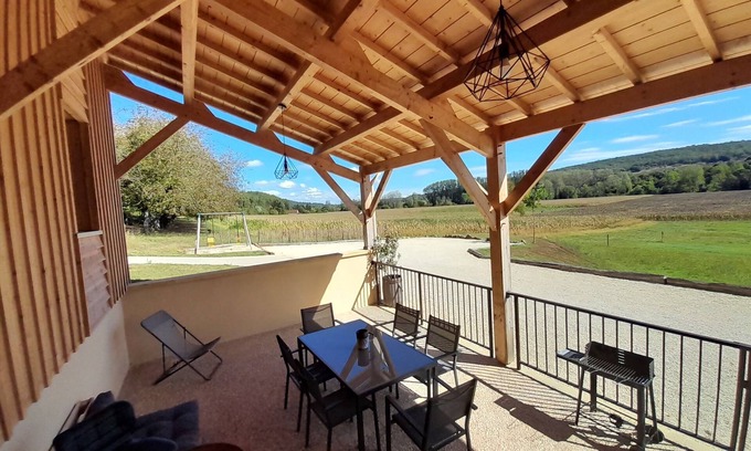 Saint-Leon-sur-Vezere Cabaña | Le Séchoir des acacias, 110m2 "L'Orée du Bois" gîte with heated pool.