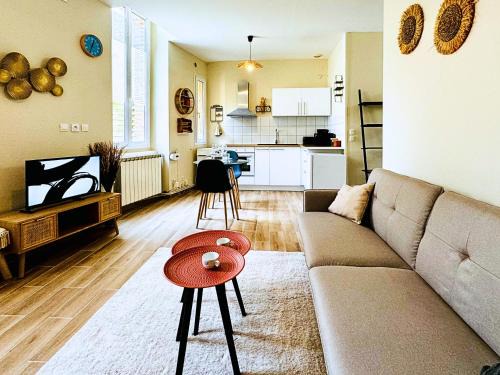 Sens Apartamento | Le Saint Savinien - By 69ALSACELO - Patio Privé - Idéal Couple & Pros - Canapé convertible - Centre Ville - WiFi Fibre - Check-in Autonome - Parking Facile & Gratuit