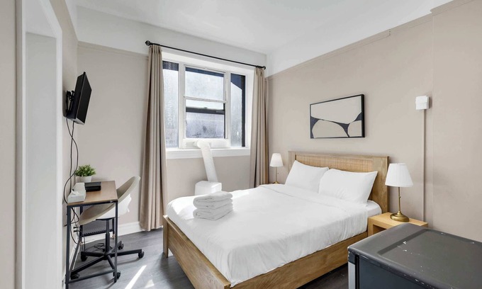 Quartier des Spectacles Hotel | Hotel Room at ''Le Sand & Stone'' AAA LOCATION