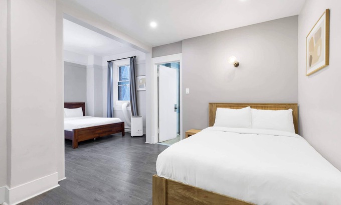 Quartier des Spectacles Hotel | Le Sand & Stone Hotel 2 beds sleep 4