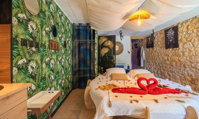 Saint-Genis-de-Saintonge Apartamento | Le Vésuve – Love Room romántica con jacuzzi, cama redonda king-size cerca de las Antillas de Jonzac