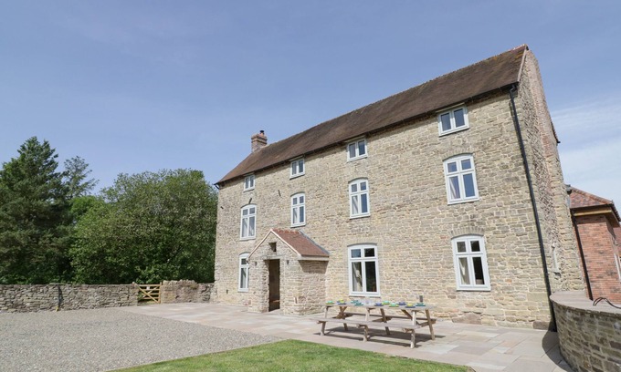 Clows Top Cabaña | LEA FARM HOUSE, family friendly, with hot tub in Cleobury Mortimer
