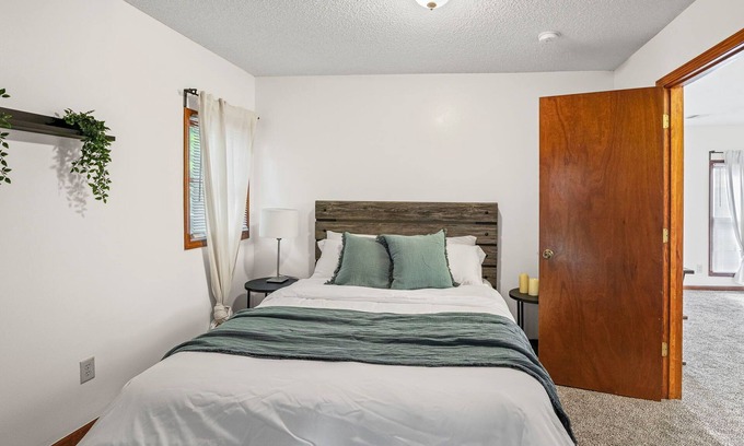 Olathe Apartamento | Leaf and Loft ~ Tranquil w/Deck & Large Yard with Wi-Fi with Stunning View