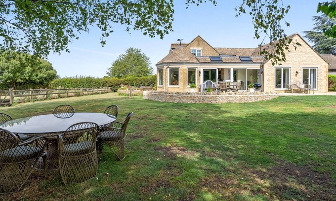 Great Witcombe Cabaña | Leafield House - pet friendly near Cheltenham