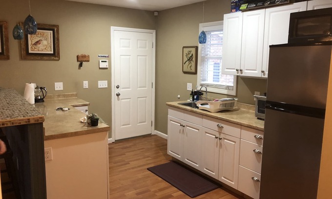 Carriage Hills Apartamento | Leafy, Suburban Abode