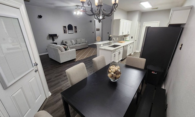 League City Casa | League City 3/2 Home with direct Jogging Path access to Grocery Store