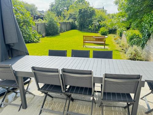 Portbail Casa | leBel endroit 145m2 , terrain et terrasse de 350m2 au coeur des commerces ,à proximité de la mer et tous services inclus