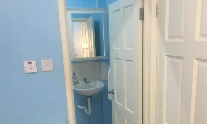 Calvigny Apartamento | Apartamentos de un dormitorio de Ledlow con aire acondicionado, cama, agua fría y caliente con lavadora