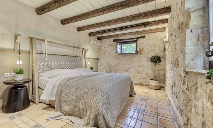 Porto Koukla Villa | Villa de piedra de tres dormitorios con piscina privada a 300 metros de la playa