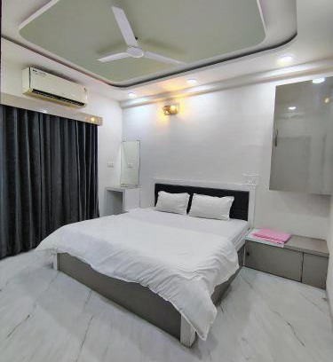 Indore Apartamento | Leela Home stay Indore - Marigold - One BHK with large balcony