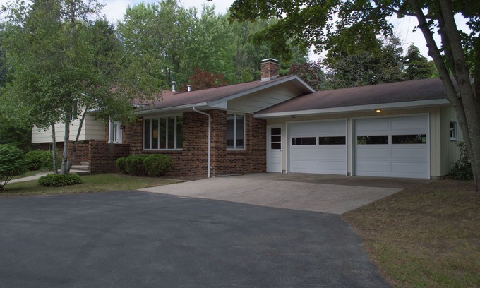 Traverse City Casa | Inicio de Leelanau County! 20 acres + (algunos con vista al lago) Patio vallado - mascotas!
