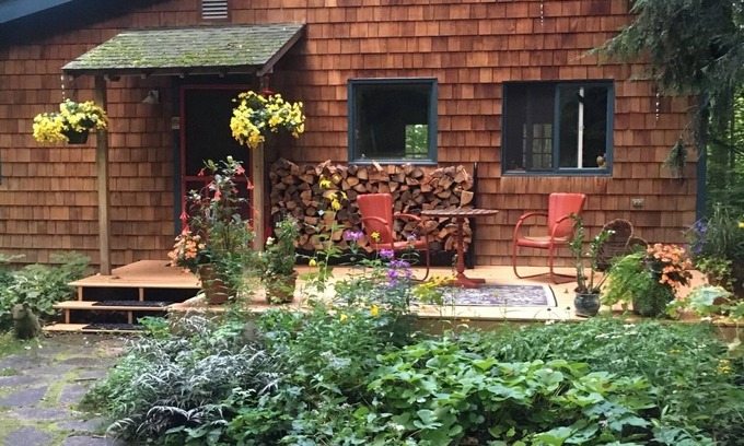 Empire Cabina | Leelanau County Retreat - 7 miles to Glen Arbor