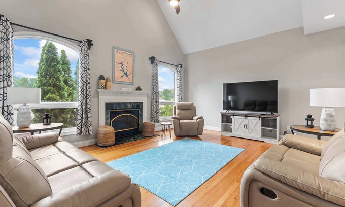 Southmont Casa | Leeloo’s on the Lake – Sleeps 12
