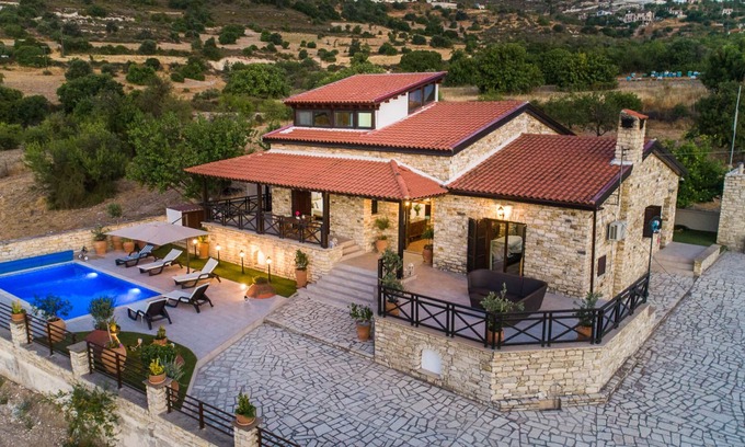 Kato Lefkara Chalet De Esquí | Kato Lefkara Chalet con una vista espectacular de las montañas.