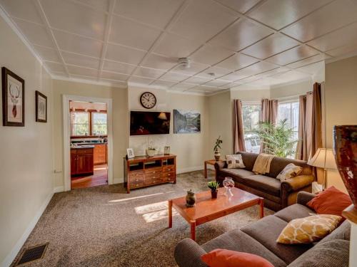 Oneonta Casa | Left Field All Star Baseball Rentals