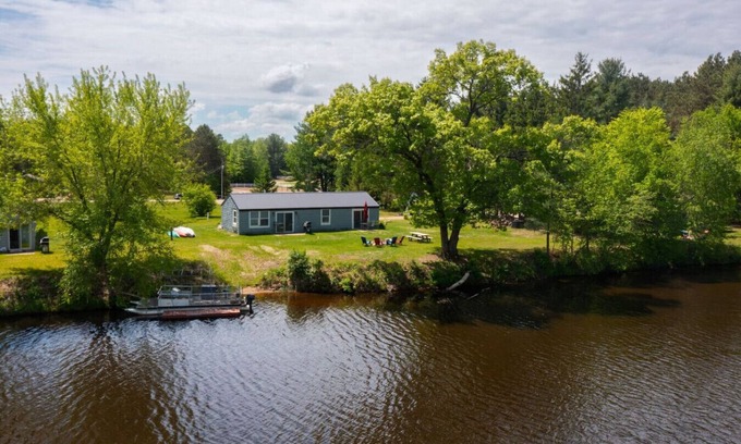 Eau Claire Casa | Legacy Farm Retreat! Waterfront Cottage 2