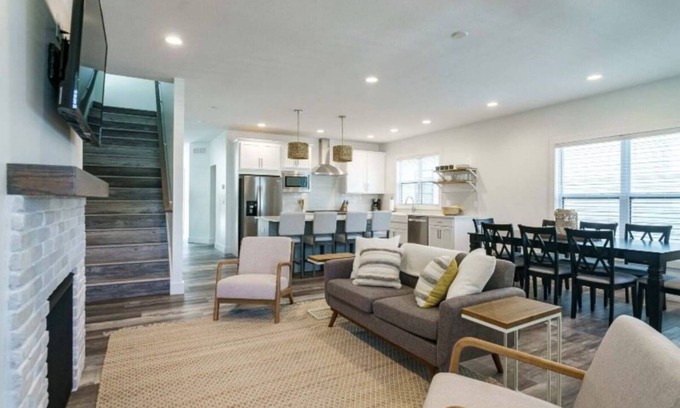 Northeast South Bend Casa | Legacy II- Walk to Notre Dame. New 6 bedroom 5.5 bathrooms, sleeps up to 14
