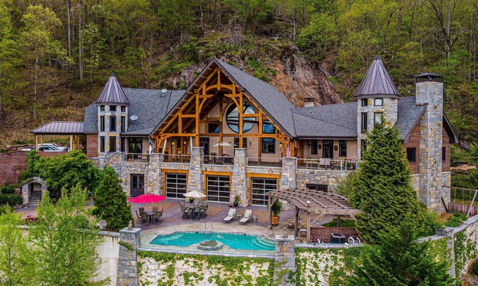 Franklin Casa | Legacy Lodge | The Ultimate Vacation Rental Including Pool, Hot Tub, and More!