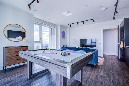 East Acton Apartamento | Legacy Punks by Artsy