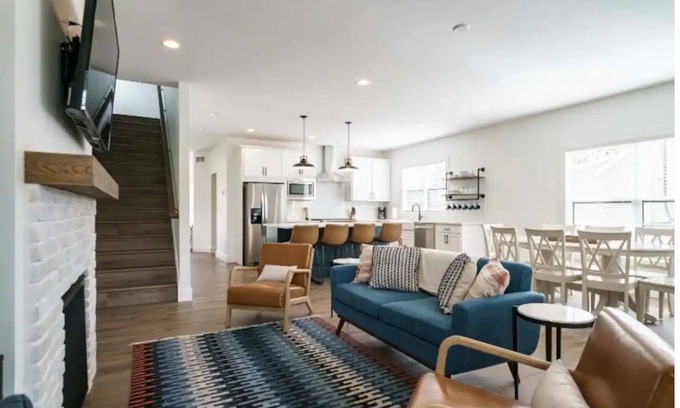 Northeast South Bend Casa | Legacy-Walk to Notre Dame. New 6 bedroom 5.5 bathrooms, sleeps up to14.