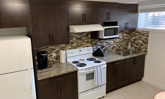 Southeast Edmonton Apartamento | Legal Basement Suite w/ Private Entrance & Laundry